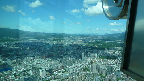 TAIPEI 101觀景台外十字架與玫瑰鹽燈師生奇異恩典 TAIPEI 101觀景台外十字架與玫瑰鹽燈師生奇異恩典