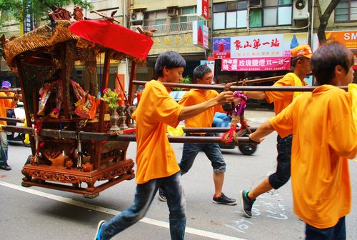 松山慈祐宮媽祖繞境鹽燈象山第一站 松山慈祐宮媽祖繞境鹽燈象山第一站