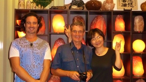 鹽燈招桃花好人緣 澳洲帥哥與玫瑰鹽燈相會象山第一站 鹽燈招桃花好人緣 澳洲帥哥與玫瑰鹽燈相會象山第一站