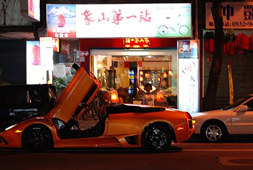 鹽燈與蠻牛浪漫邂逅 藍寶堅尼 象山第一站 玫瑰鹽燈 讚 鹽燈與蠻牛浪漫邂逅 藍寶堅尼 象山第一站 玫瑰鹽燈 讚