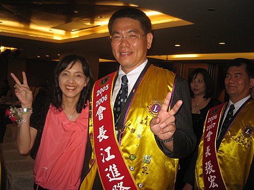 人間福報 鹽燈老媽與賓士孝子的故事 人間福報 鹽燈老媽與賓士孝子的故事