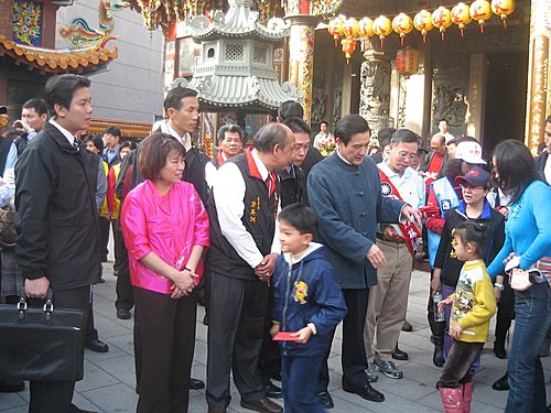 馬英九打貓發紅包 媽祖宮出現法輪 馬英九打貓發紅包 媽祖宮出現法輪