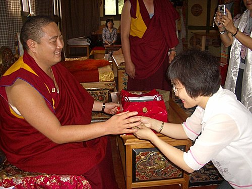 雪謙寺冉江仁波切 為陳淑芬灌頂加持 雪謙寺冉江仁波切 為陳淑芬灌頂加持