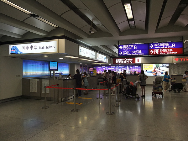 赤蠟角機場出關前車票旅行社櫃臺