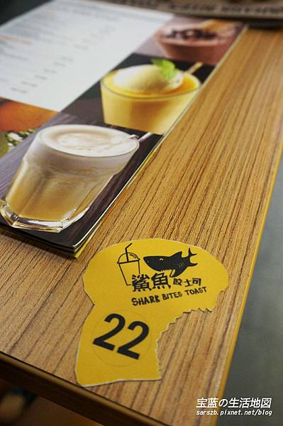 [高雄 - 鼓山] 香蕉與巧克力完美結合．再次愛上早午餐 ✗ 鯊魚咬土司(高雄美術館店)