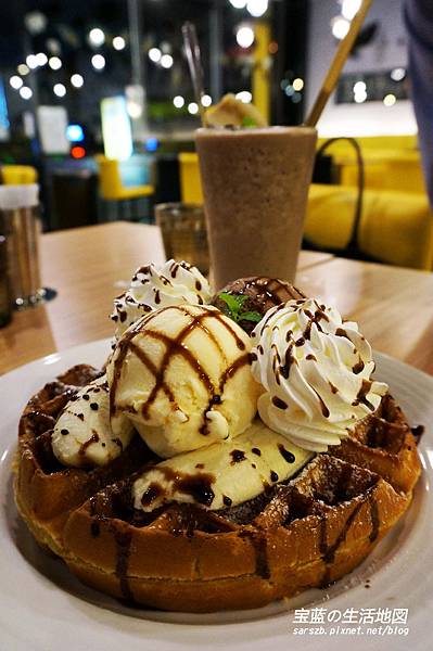 [高雄 - 鼓山] 香蕉與巧克力完美結合．再次愛上早午餐 ✗ 鯊魚咬土司(高雄美術館店)