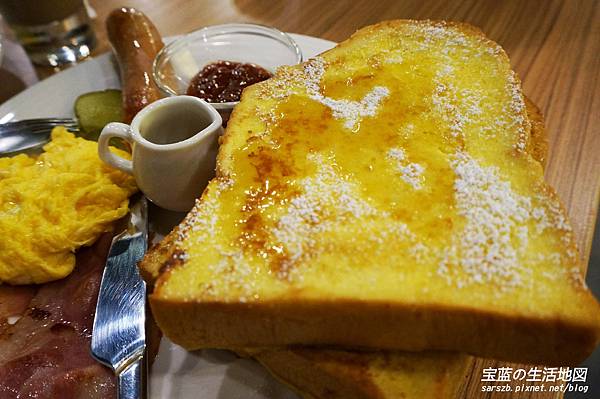 [高雄 - 鼓山] 香蕉與巧克力完美結合．再次愛上早午餐 ✗ 鯊魚咬土司(高雄美術館店)