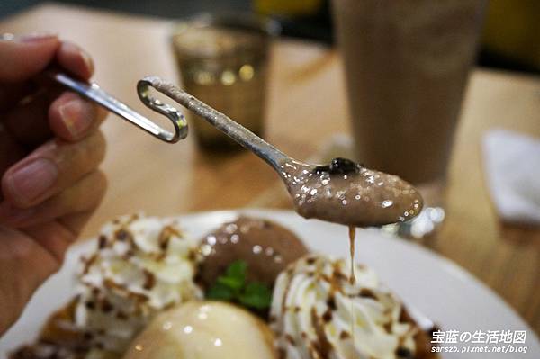 [高雄 - 鼓山] 香蕉與巧克力完美結合．再次愛上早午餐 ✗ 鯊魚咬土司(高雄美術館店)