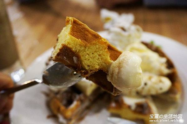 [高雄 - 鼓山] 香蕉與巧克力完美結合．再次愛上早午餐 ✗ 鯊魚咬土司(高雄美術館店)