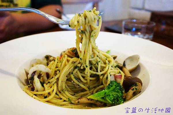 [高雄 - 新興] 重質選擇性偏少．很有外拍氣氛小店 ✗ 茉莉輕食咖啡