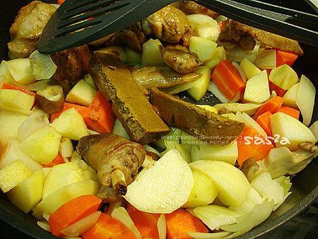 加入咖哩塊炒至溶化 加入咖哩塊炒至溶化