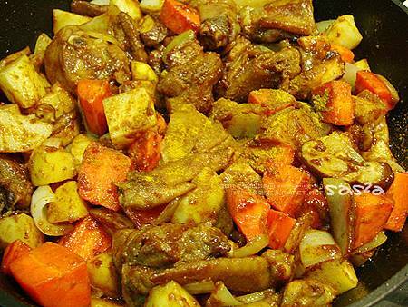 加入印度咖哩粉拌炒 加入印度咖哩粉拌炒