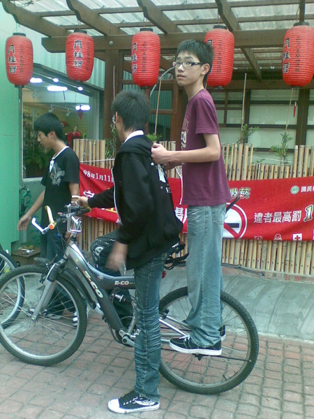 駕馭帥氣擋泥板的超強弟弟