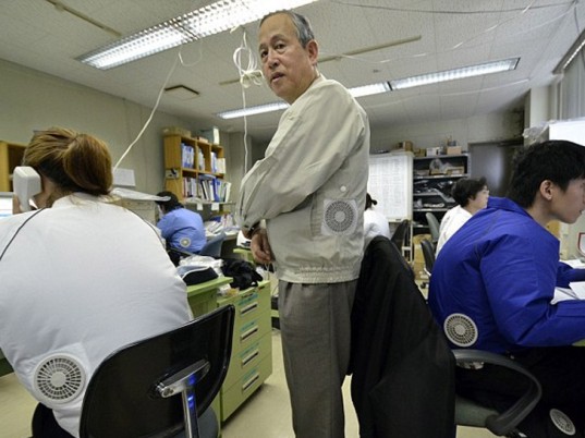 japan-air-conditioner-jacket-2-537x402.jpg