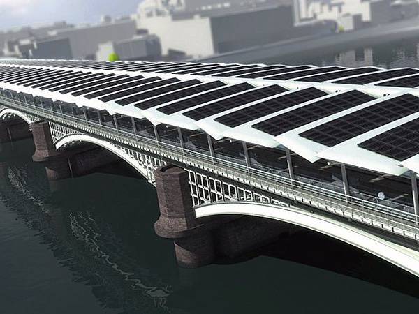 Worlds-Largest-Solar-Bridge-Crosses-The-River-Thames-1.jpg