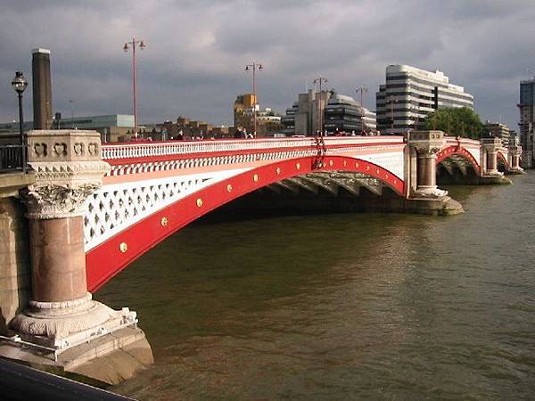 Worlds-Largest-Solar-Bridge-Crosses-The-River-Thames-2.jpg