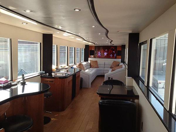 Lavish Celebrity Trailers-03.jpg