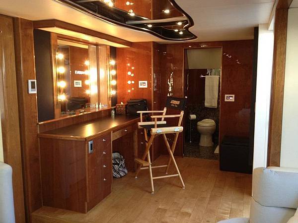 Lavish Celebrity Trailers-05.jpg