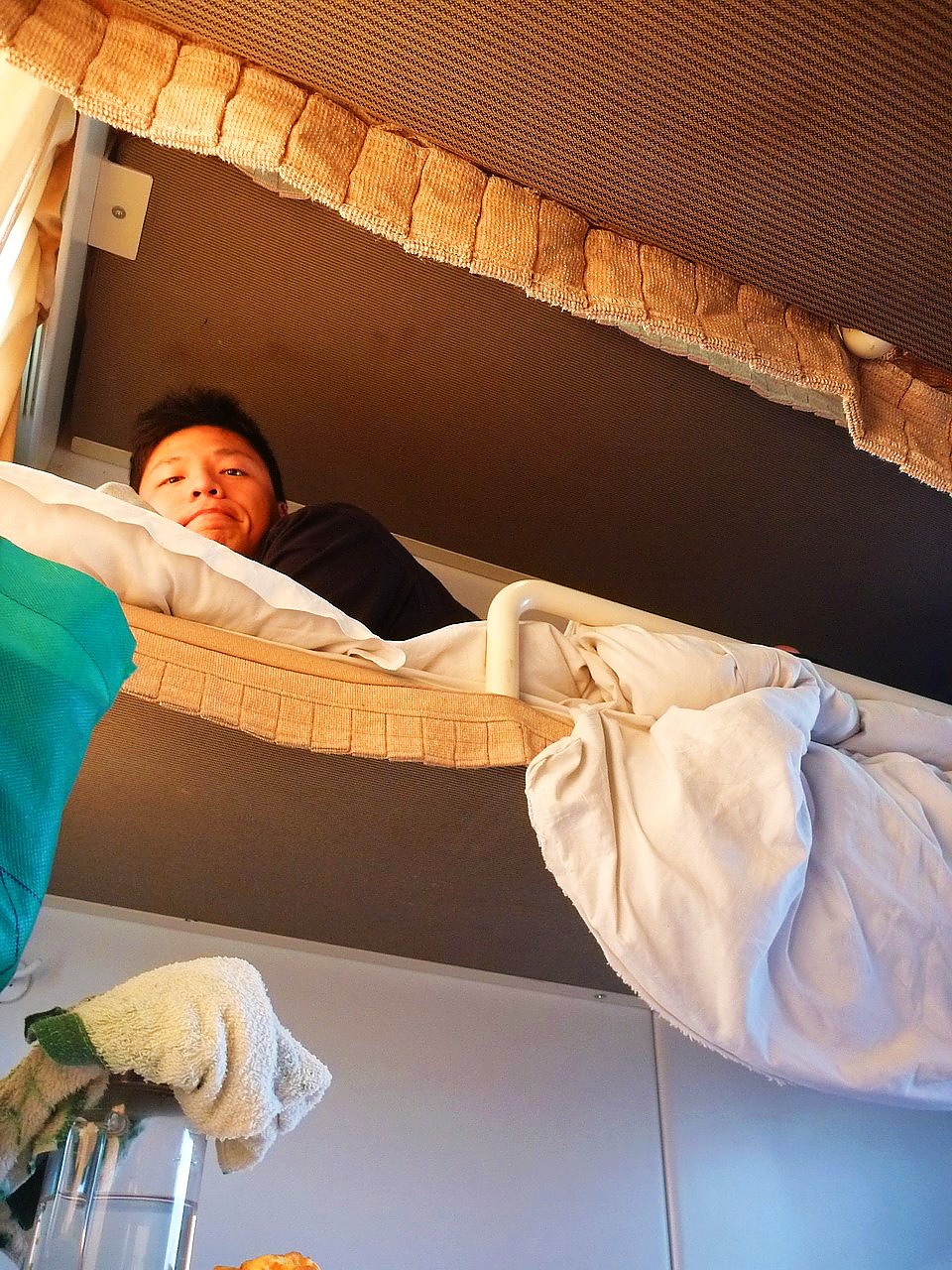 朋友睡在中舖,床鋪空間可坐起但須歪著頭 朋友睡在中舖,床鋪空間可坐起但須歪著頭