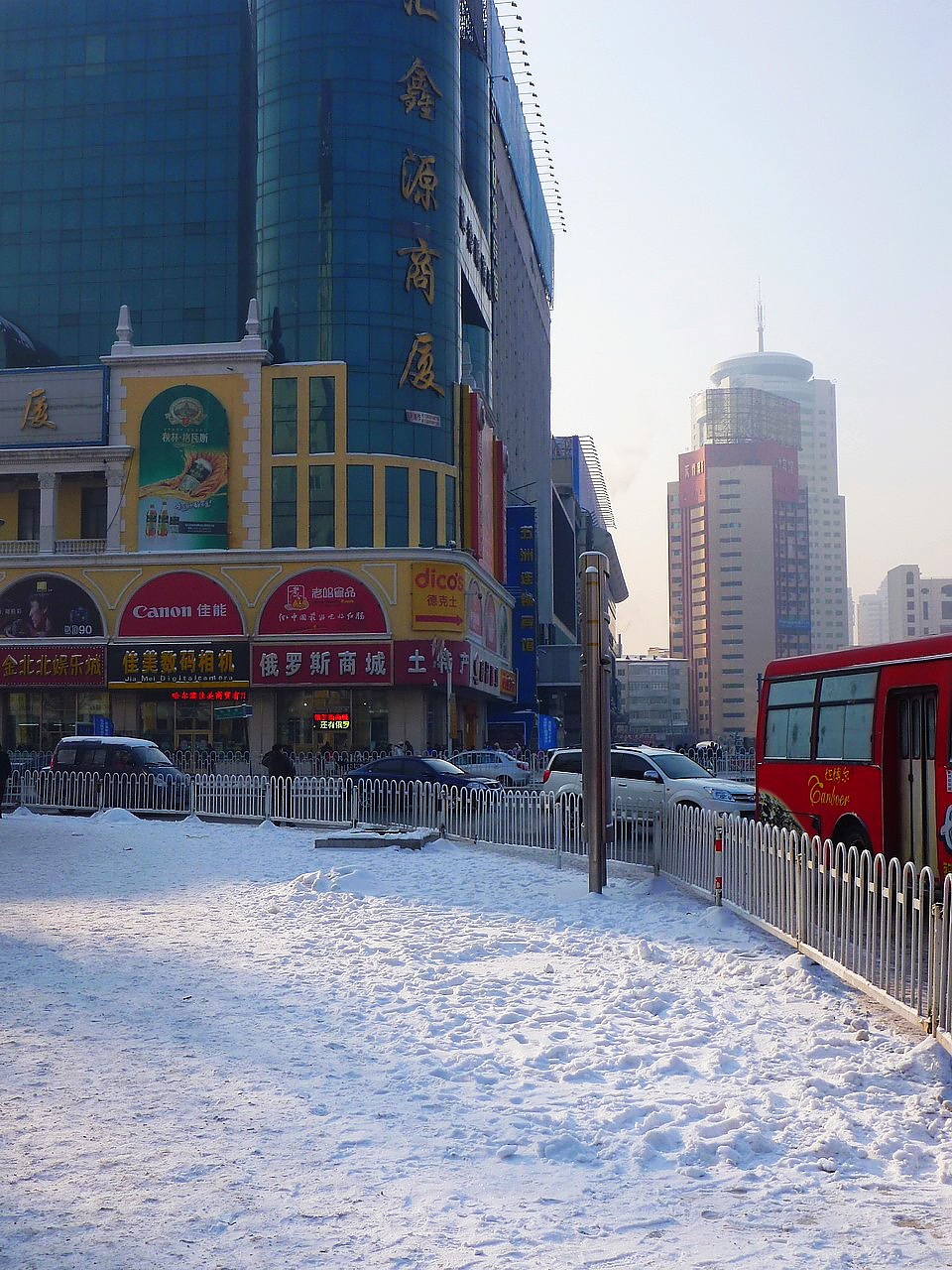 除了行車馬路外，其他地方都積滿了雪