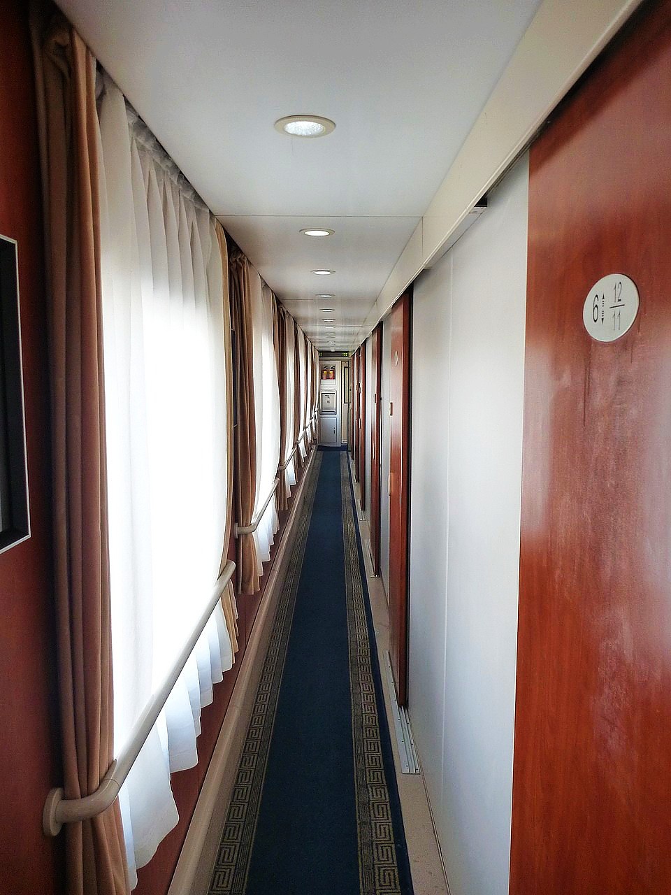 這是軟臥的車廂,只分上下舖且有門可關 這是軟臥的車廂,只分上下舖且有門可關