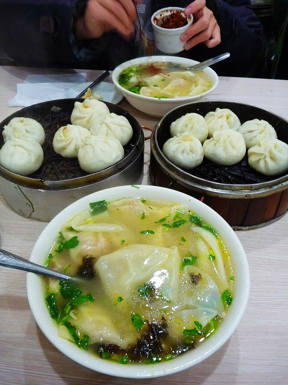 隔天在隔壁餐廳吃早餐，小籠包皮厚餡少，雲吞湯雖然也是如此但還蠻好吃的