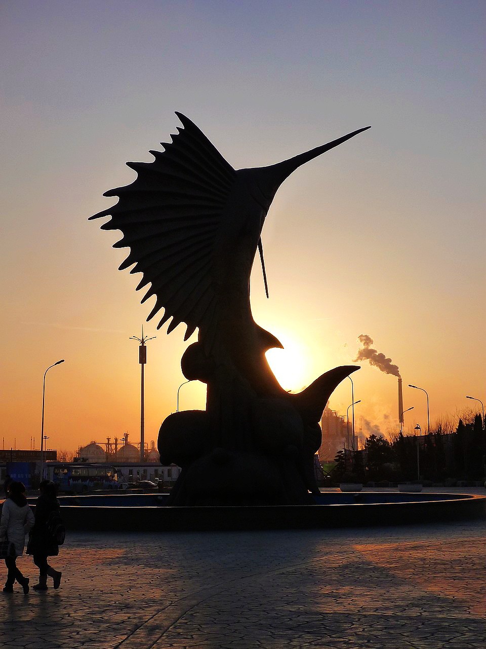 室外廣場的旗魚雕塑