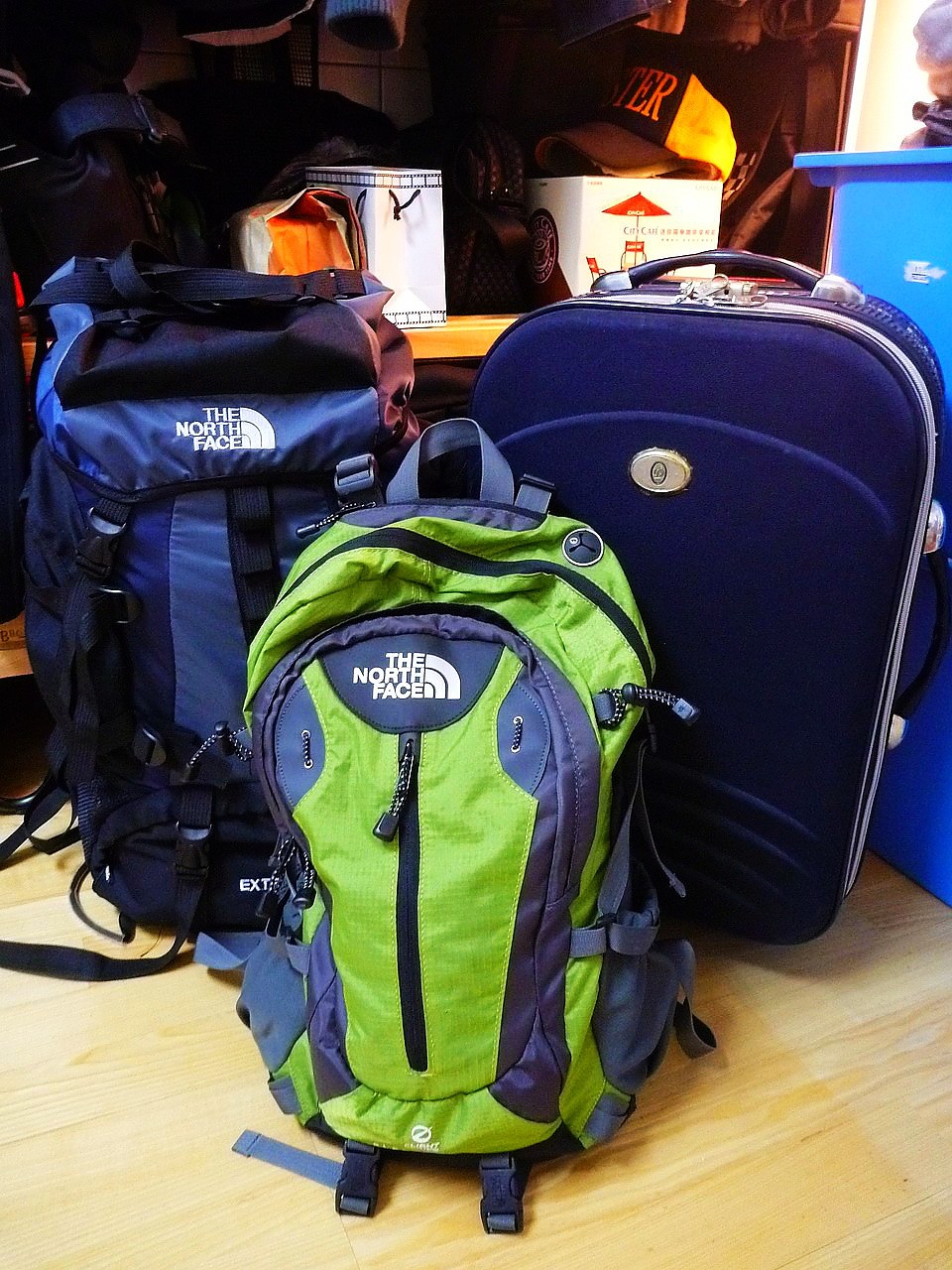 這次行囊：小行李箱、大登山包、小後背包