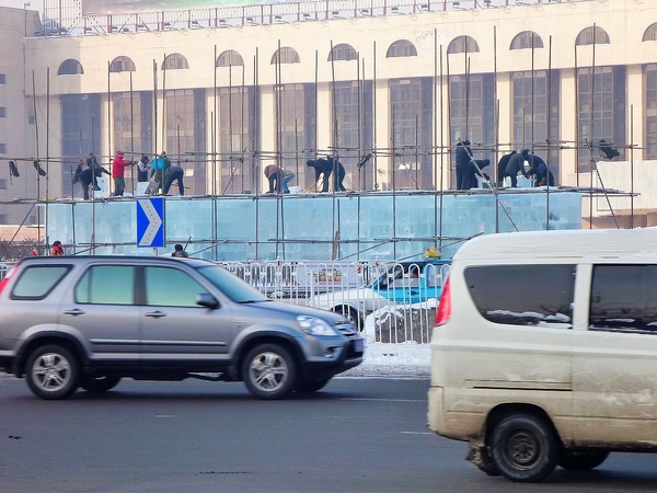 車站前的工人正在趕工迎賓冰雕