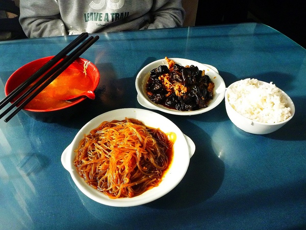 車上的午餐,還挺下飯的,但飯有些硬 車上的午餐,還挺下飯的,但飯有些硬