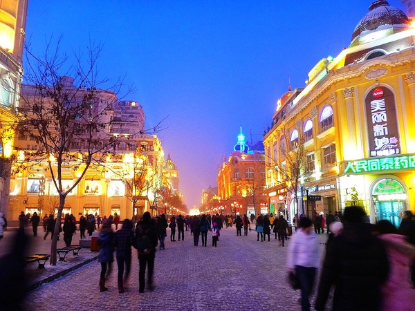 天色漸暗，中央大街的店家都點燈了