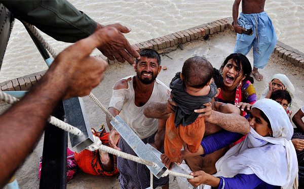 A woman yells as her child is evacuated from the roof of a mosque where residents were taking refuge from flood waters in Sanawa, Pakistan on August 5, 2010. (REUTERS/Stringer) 