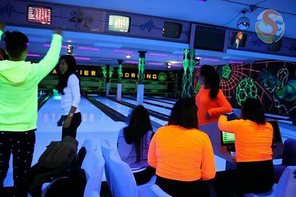 夜光保齡球 bowling in the dark