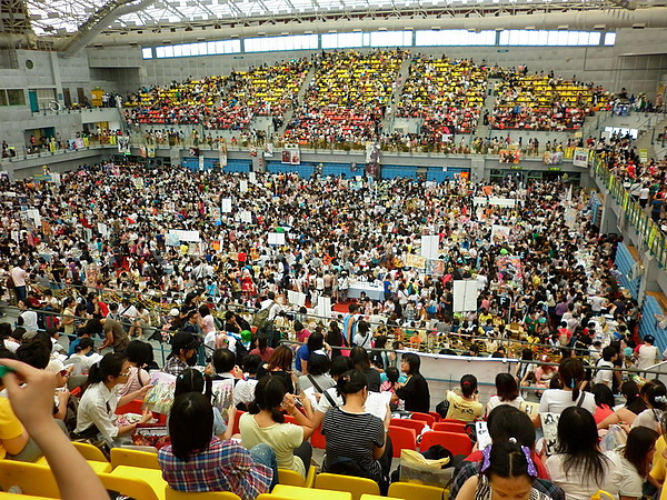 場內人多到爆.jpg