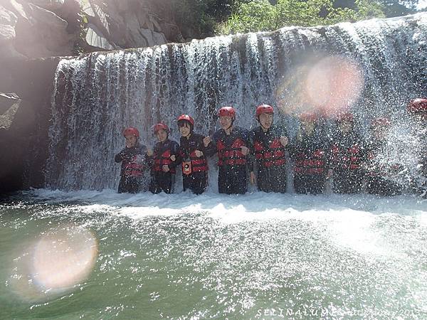 140 PA120072 瀑布體驗.JPG