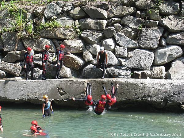 175 IMG_0356 被教練推下水.JPG