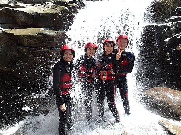 261 PA120133 瀑布合照.JPG