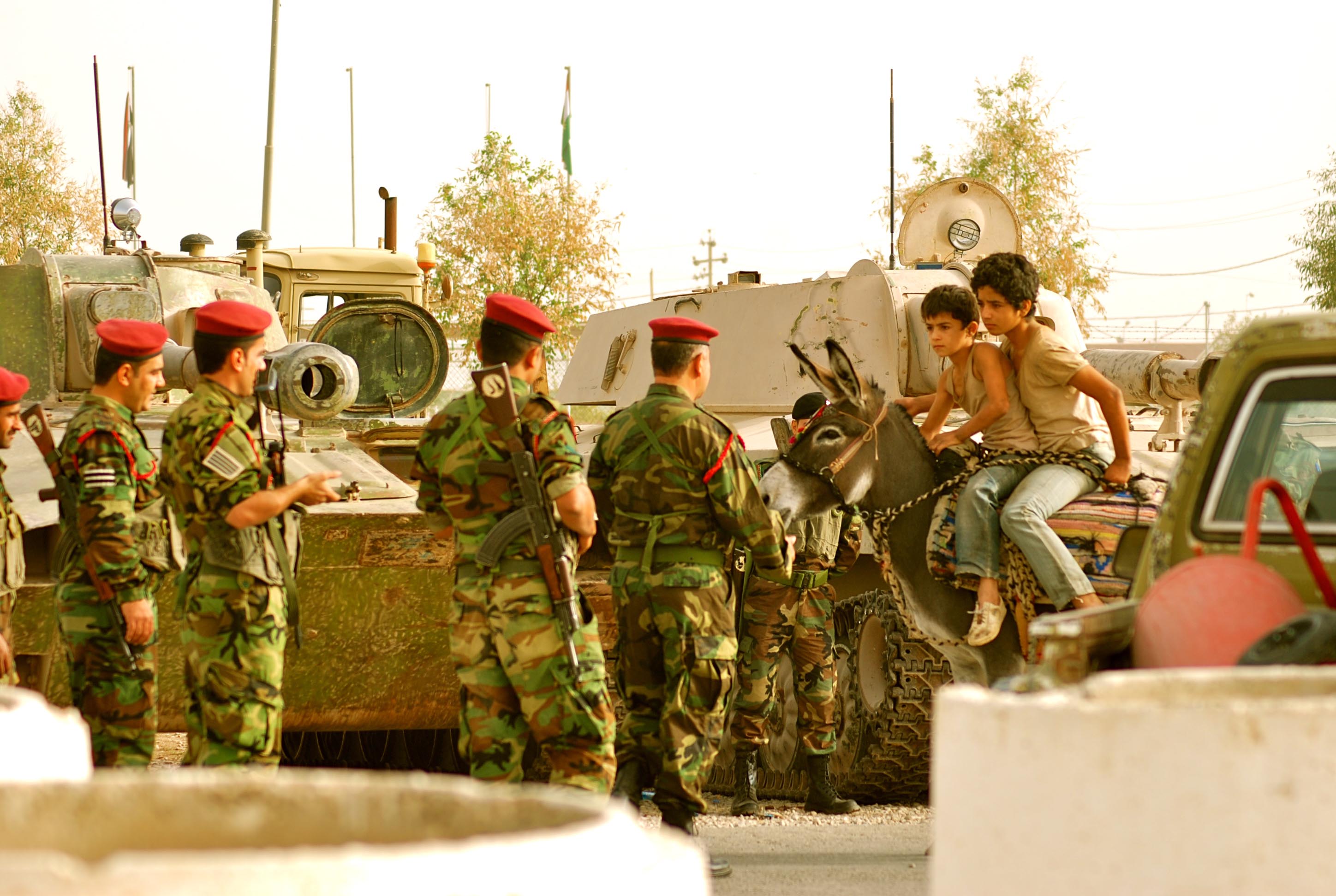 《美國超人夢》兩位小兄弟逃難過程遇軍隊 《美國超人夢》兩位小兄弟逃難過程遇軍隊