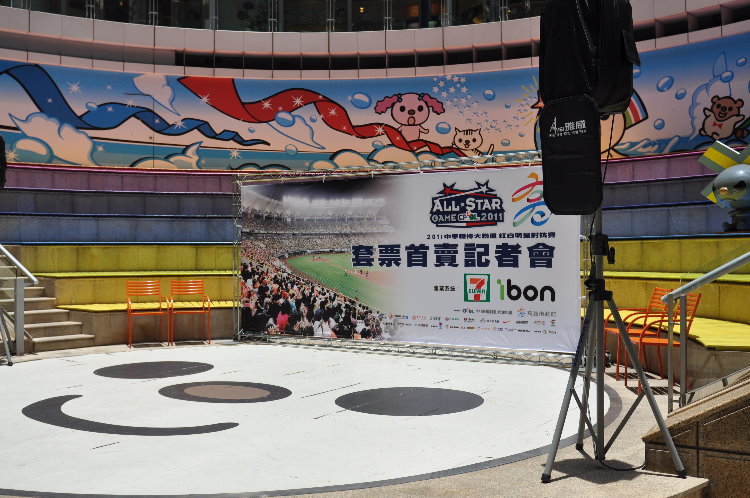 簽名會-01.jpg 簽名會-01.jpg