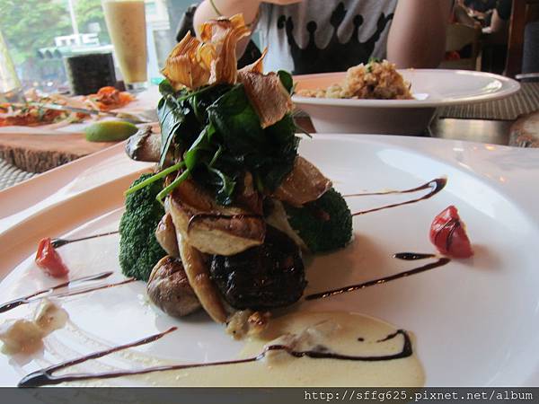 高雄鼓山區=<食>蜜熊窯烤披薩蔬食新選擇 披薩也能端上桌=-蜜熊窯烤披薩 高雄鼓山區=<食>蜜熊窯烤披薩蔬食新選擇 披薩也能端上桌=-蜜熊窯烤披薩