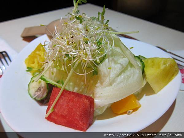 高雄左營區=<食>瘋牛排洋食自由店~兩人份牛排都比我手還大了=-瘋牛排洋食 高雄左營區=<食>瘋牛排洋食自由店~兩人份牛排都比我手還大了=-瘋牛排洋食