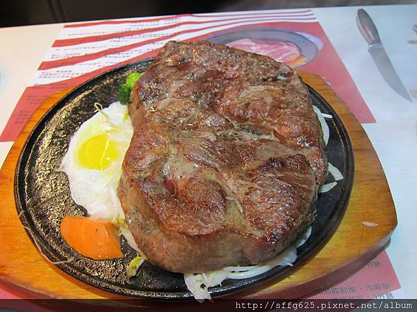 高雄左營區=<食>瘋牛排洋食自由店~兩人份牛排都比我手還大了=-瘋牛排洋食 高雄左營區=<食>瘋牛排洋食自由店~兩人份牛排都比我手還大了=-瘋牛排洋食