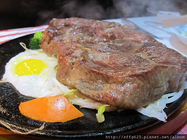 高雄左營區=<食>瘋牛排洋食自由店~兩人份牛排都比我手還大了=-瘋牛排洋食 高雄左營區=<食>瘋牛排洋食自由店~兩人份牛排都比我手還大了=-瘋牛排洋食