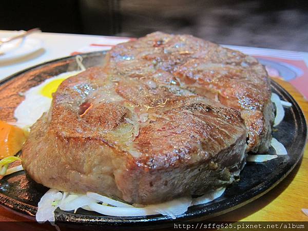 高雄左營區=<食>瘋牛排洋食自由店~兩人份牛排都比我手還大了=-瘋牛排洋食 高雄左營區=<食>瘋牛排洋食自由店~兩人份牛排都比我手還大了=-瘋牛排洋食