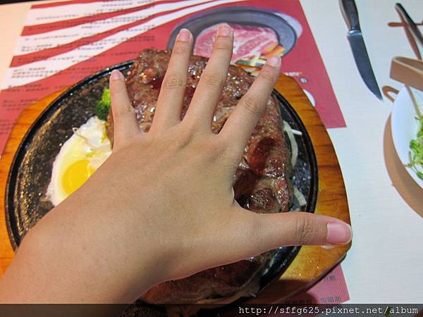高雄左營區=<食>瘋牛排洋食自由店~兩人份牛排都比我手還大了=-瘋牛排洋食 高雄左營區=<食>瘋牛排洋食自由店~兩人份牛排都比我手還大了=-瘋牛排洋食