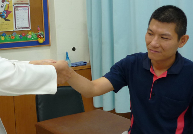 手腕关节扭伤(妈妈手,网球肘)的中医伤科治疗(高雄佑昌中医骨伤科)