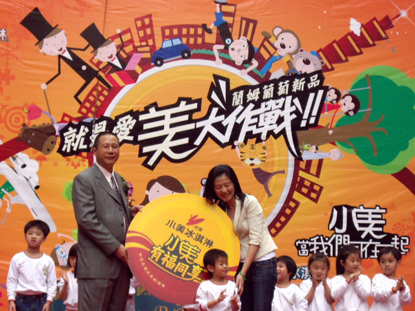 呂董事長與民眾合影