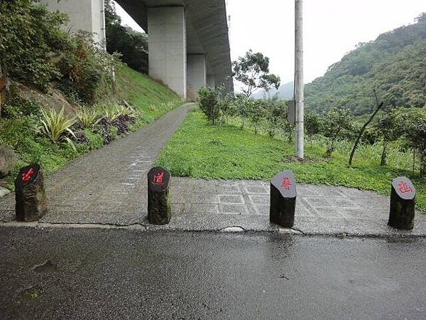 國道5下方的步道.JPG