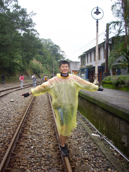 這邊在車來之前可以盡情的踩鐵軌~ 這邊在車來之前可以盡情的踩鐵軌~