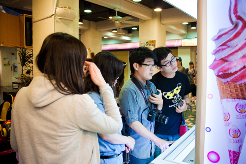 吃完口感詭異的火鍋後要來買冰激林